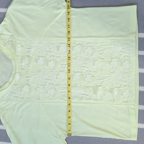 Very Pretty Textured Tee with Embroidered Flower Details | Size Large - Picture 4 of 6